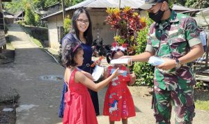 Awali Tahun Baru, Satgas Pamtas Yonif Mekanis 643/Wns Beri Sosialisasi Dan Bagikan Masker Kepada Warga Pelosok Perbatasan