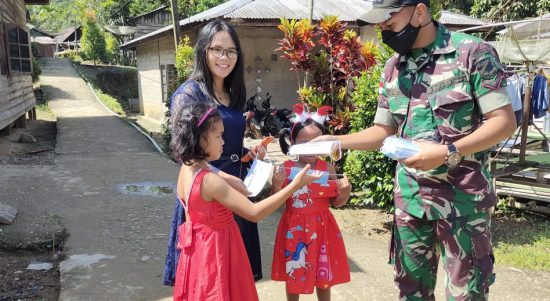 Awali Tahun Baru, Satgas Pamtas Yonif Mekanis 643/Wns Beri Sosialisasi Dan Bagikan Masker Kepada Warga Pelosok Perbatasan