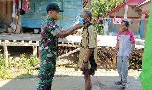 Awali Tahun Baru, Satgas Pamtas Yonif Mekanis 643/Wns Beri Sosialisasi Dan Bagikan Masker Kepada Warga Pelosok Perbatasan