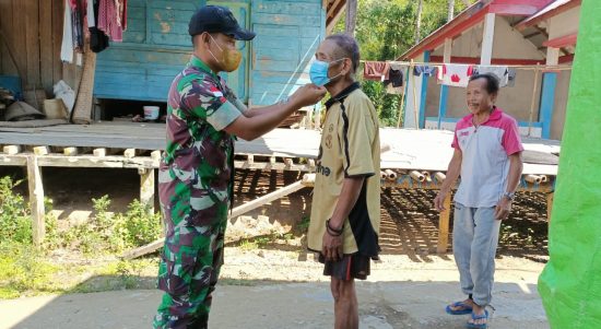 Awali Tahun Baru, Satgas Pamtas Yonif Mekanis 643/Wns Beri Sosialisasi Dan Bagikan Masker Kepada Warga Pelosok Perbatasan