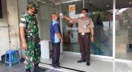 Mewujudkan Wilayah Binaan Bebas Covid - 19 Babinsa Terus Cek Prokes