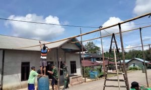 Anggota Satgas Yonif 144/JY Bantu Pembuatan Gapura Desa Bersama Warga di Perbatasan