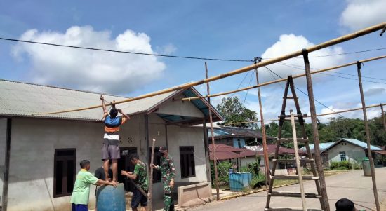 Anggota Satgas Yonif 144/JY Bantu Pembuatan Gapura Desa Bersama Warga di Perbatasan