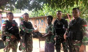 Satgas Pamtas Yonif 126/KC Bagikan Sembako Kepada Warga Perbatasan