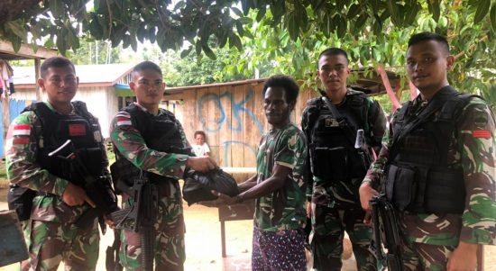 Satgas Pamtas Yonif 126/KC Bagikan Sembako Kepada Warga Perbatasan
