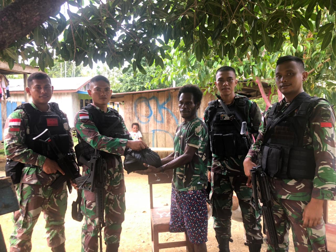 Satgas Pamtas Yonif 126/KC Bagikan Sembako Kepada Warga Perbatasan