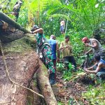 Perbaiki Pipa Saluran Air Bersih, Satgas Yonarhanud 11/WBY Bersama Warga Negeri Mahu Melaksanakan Gotong Royong