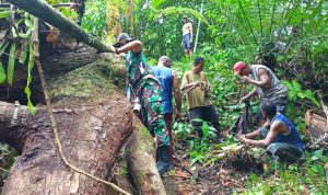 Perbaiki Pipa Saluran Air Bersih, Satgas Yonarhanud 11/WBY Bersama Warga Negeri Mahu Melaksanakan Gotong Royong