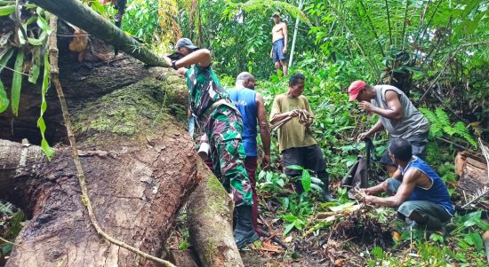 Perbaiki Pipa Saluran Air Bersih, Satgas Yonarhanud 11/WBY Bersama Warga Negeri Mahu Melaksanakan Gotong Royong