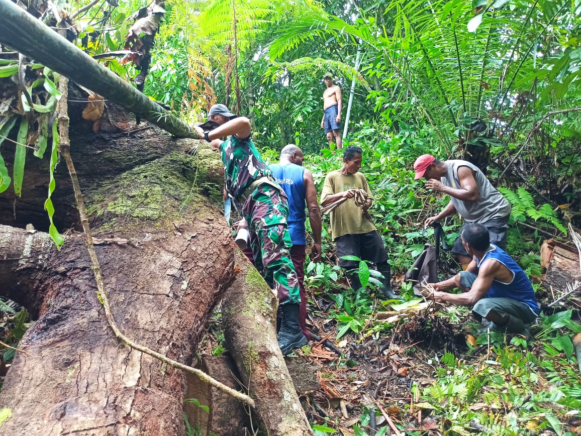 Perbaiki Pipa Saluran Air Bersih, Satgas Yonarhanud 11/WBY Bersama Warga Negeri Mahu Melaksanakan Gotong Royong
