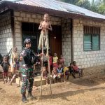 Satgas Pamtas Yonif 126/KC Perkenalkan Permainan Tradisional Kepada Anak-Anak Perbatasan