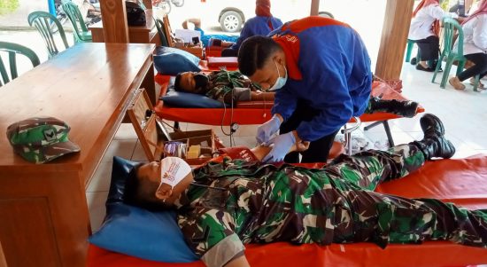 Peduli Kemanusiaan, Babinsa Melaksanakan Giat Donor Darah