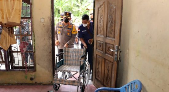 2 Lansia Strok Menahun Dapat Bantuan Kursi Roda dan Tali Asih Dari Kapolres Batubara