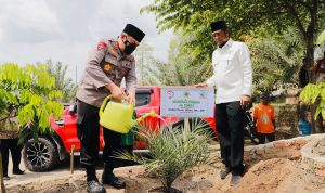 Silaturahmi Bersama Pengurus Wilayah NU Riau, Irjen Iqbal Tanam Kurma dan Salurkan Bantuan Silaturahmi Bersama Pengurus Wilayah NU Riau, Irjen Iqbal Tanam Kurma dan Salurkan Bantuan (V24/AL)