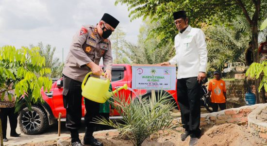 Silaturahmi Bersama Pengurus Wilayah NU Riau, Irjen Iqbal Tanam Kurma dan Salurkan Bantuan (V24/AL)