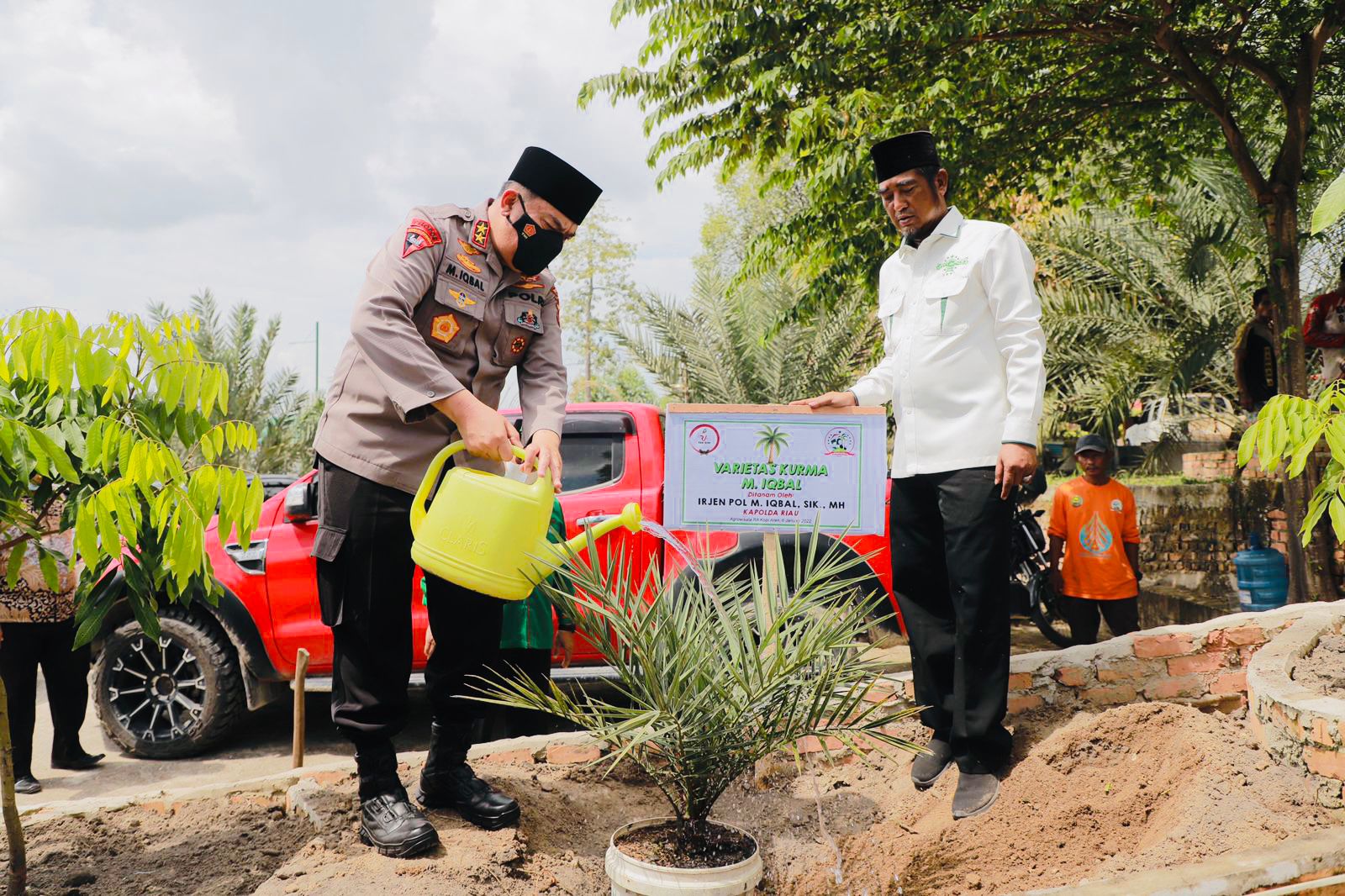 Silaturahmi Bersama Pengurus Wilayah NU Riau, Irjen Iqbal Tanam Kurma dan Salurkan Bantuan (V24/AL)
