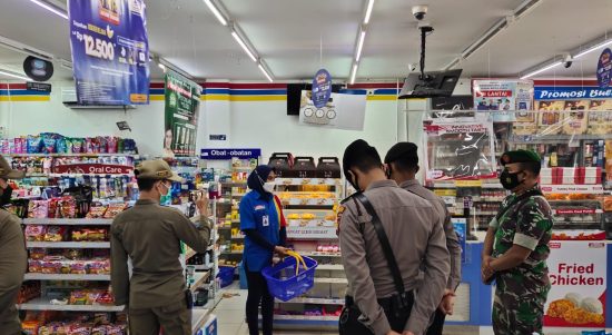 Personel Polres Kukar Bersama Tim Gabungan Melaksanakan Operasi Yustisi Penerapan Protokol Kesehatan (V24/AL)