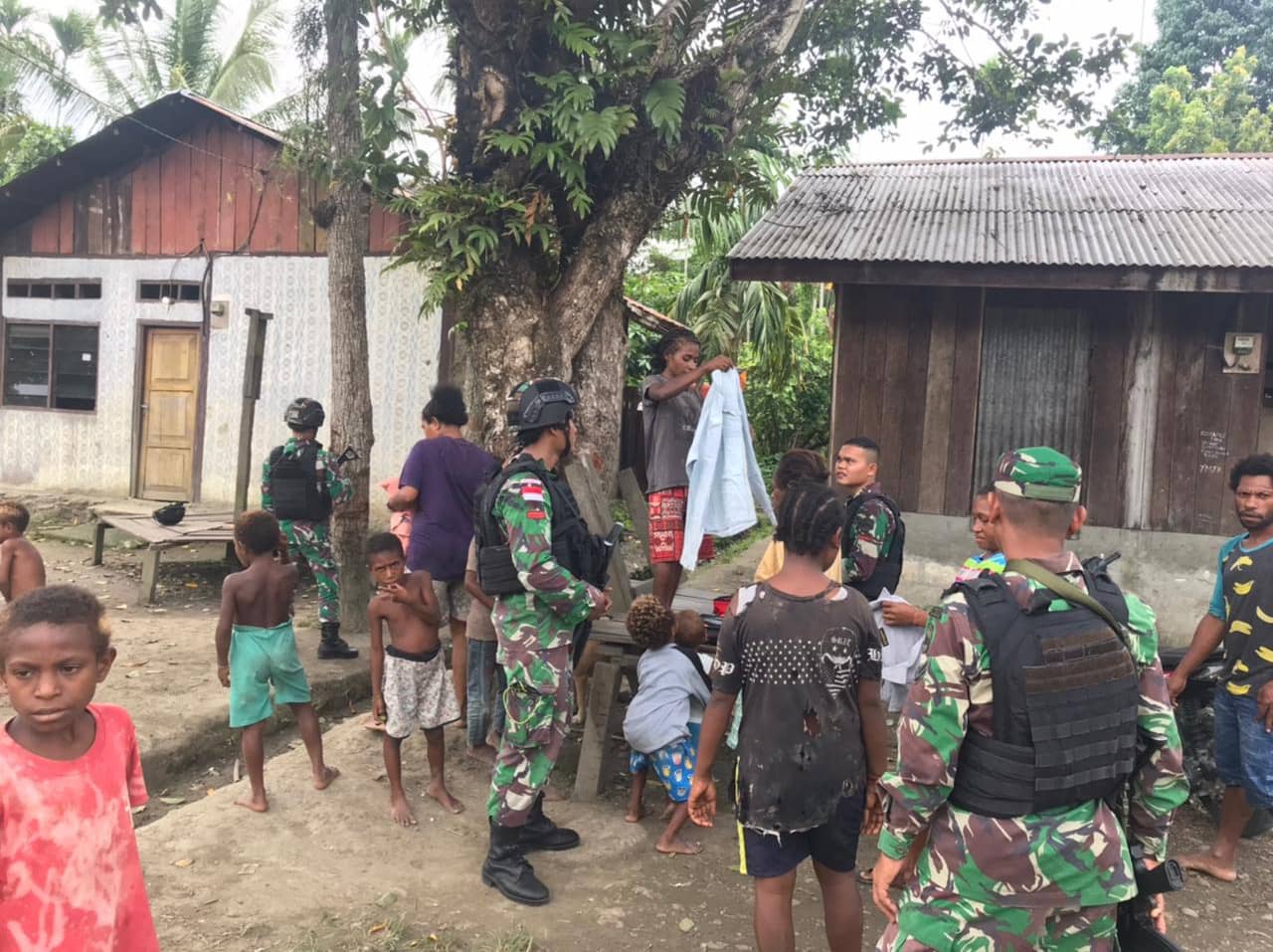 Miliki Rasa Kepedulian, Satgas Pamtas Yonif 126/KC Bagikan Pakaian Layak Pakai Kepada Warga Di Perbatasan Papua Miliki Rasa Kepedulian, Satgas Pamtas Yonif 126/KC Bagikan Pakaian Layak Pakai Kepada Warga Di Perbatasan Papua (V24/AL)