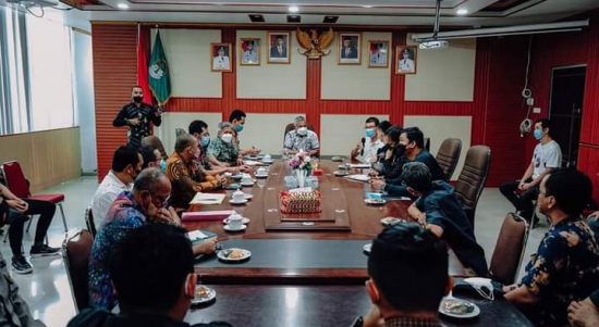 Bupati Ketapang Pimpin Rapat Terkait Permasalahan Antara TKA Dengan Pt.Sultan Rafli Mandiri (SRM) (V24/AL)