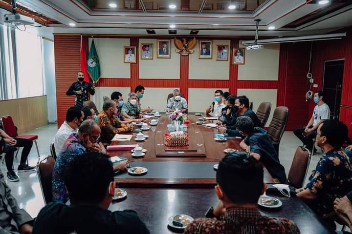 Bupati Ketapang Pimpin Rapat Terkait Permasalahan Antara TKA Dengan Pt.Sultan Rafli Mandiri (SRM) (V24/AL)