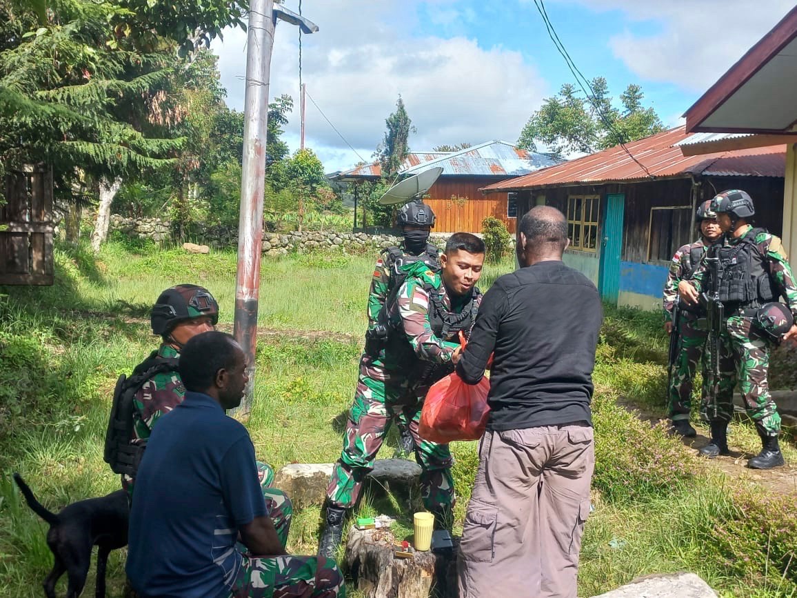 Perkuat Ikatan Tali Silaturahmi, Dansatgas Kodim Yalimo Yonif RK 751/VJS Kunjungi Tokoh Adat (V24/AL)