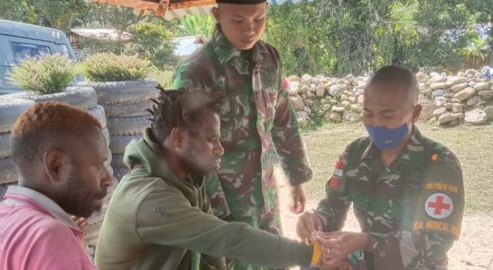 Menjadi Sentral Pelayanan Kesehatan, Satgas Kodim Yalimo Yonif RK 751/VJS Layani Warga Yang Datang Berobat (V24/AL)