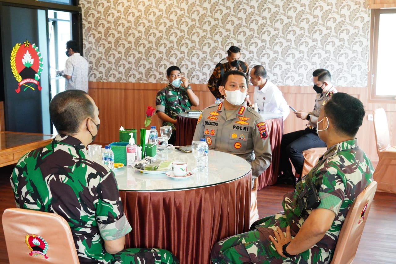 Kunjungan silaturahmi ini, sebagai kunjungan untuk memperkokoh dan mempererat jalinan silaturahmi serta sinergitas TNI-Polri diwilayah Banyumas (V24/AL)