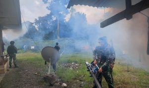 Cegah Penyakit Malaria, Satgas Yonif 126/KC Laksanakan Fogging ke Rumah-Rumah Warga Perbatasan (V24/AL)