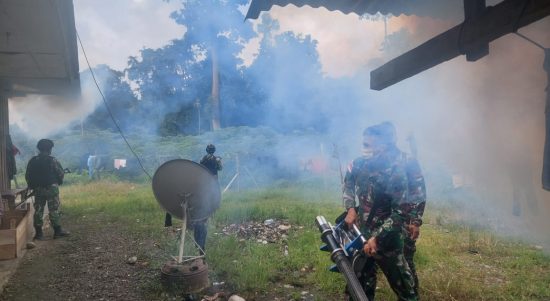 Cegah Penyakit Malaria, Satgas Yonif 126/KC Laksanakan Fogging ke Rumah-Rumah Warga Perbatasan (V24/AL)