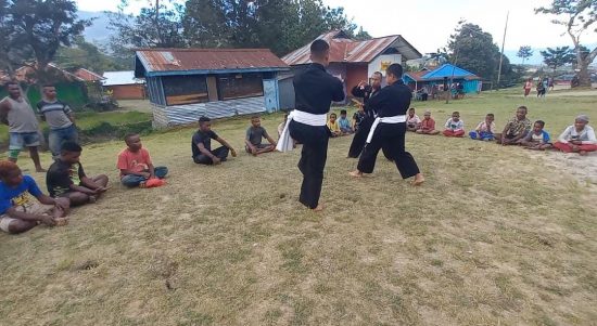 Lestarikan Budaya Pencak Silat, Satgas Kodim Yalimo Yonif RK 751/VJS Latihkan Dasar-Dasar Beladiri Pencak Silat Kepada Generasi Muda (V24/AL)