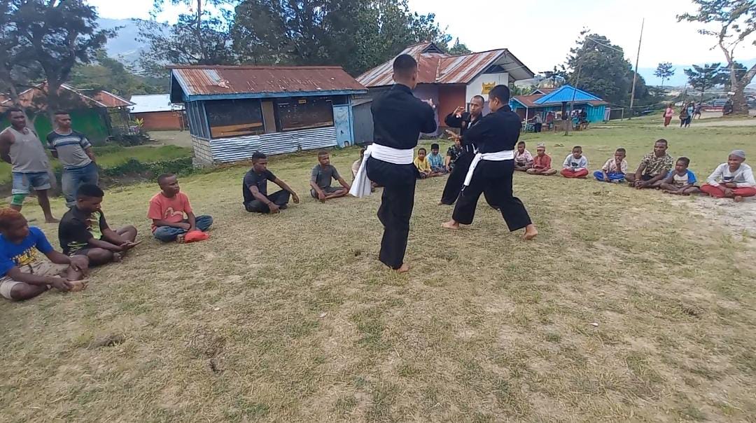 Lestarikan Budaya Pencak Silat, Satgas Kodim Yalimo Yonif RK 751/VJS Latihkan Dasar-Dasar Beladiri Pencak Silat Kepada Generasi Muda (V24/AL)