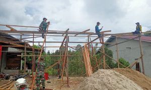 Peduli Kesulitan Masyarakat, Satgas Pamtas Yonif Mekanis 643/Wns Bantu Bangun Rumah Warga Perbatasan (V24/AL)