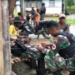 Peduli Kesehatan Satgas Pamtas Yonif 126/KC Laksanakan Pengobatan Door to Door Kepada Masyarakat( V24/AL)