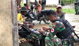 Peduli Kesehatan Satgas Pamtas Yonif 126/KC Laksanakan Pengobatan Door to Door Kepada Masyarakat( V24/AL)