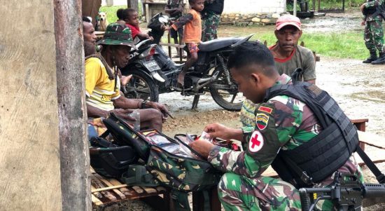 Peduli Kesehatan Satgas Pamtas Yonif 126/KC Laksanakan Pengobatan Door to Door Kepada Masyarakat( V24/AL)