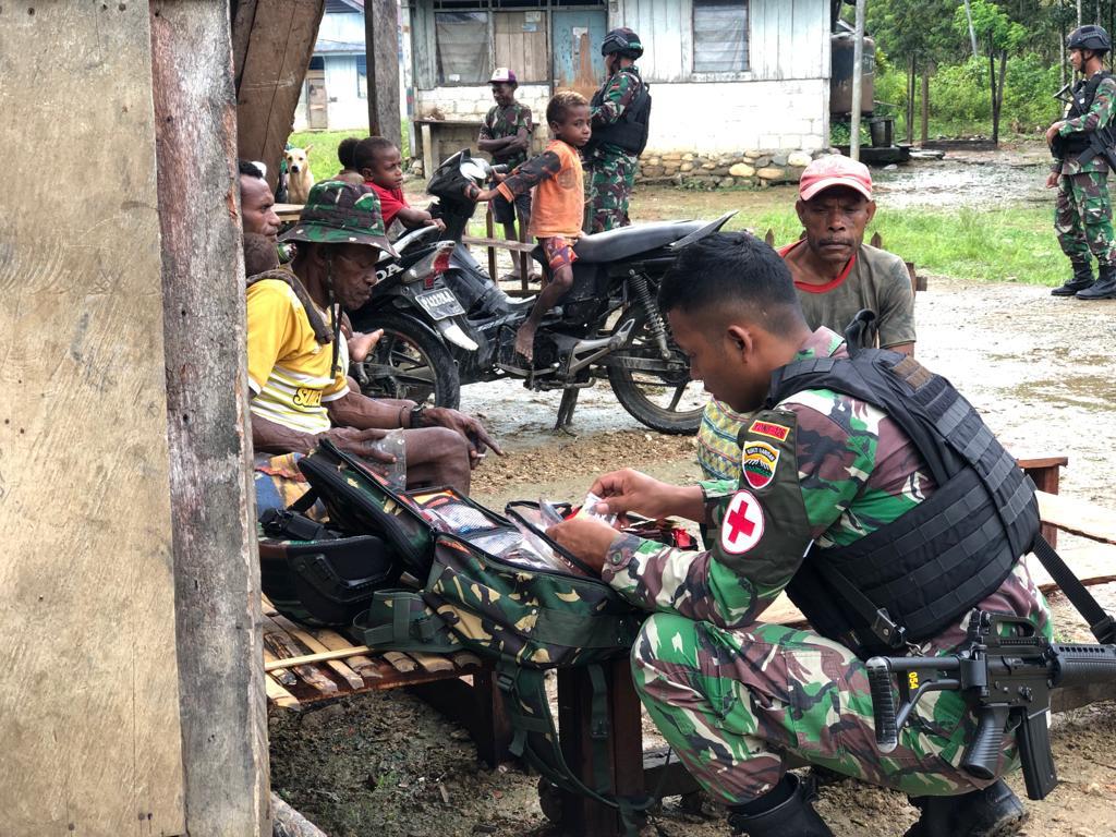 Peduli Kesehatan Satgas Pamtas Yonif 126/KC Laksanakan Pengobatan Door to Door Kepada Masyarakat( V24/AL)