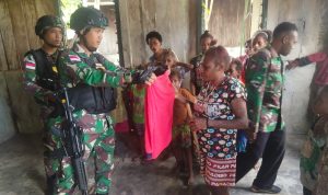Jumat Berkah, Satgas Pamtas RI-PNG Yonif 126/KC Bagikan Baju Layak Pakai Kepada Warga Perbatasan (V24/AL)
