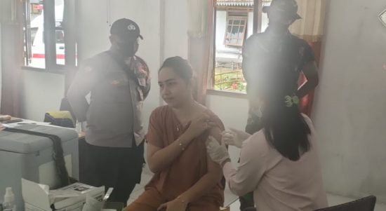 Kegiatan Pengamanan dan Monitoring Vaksinasi Covid-19 di Balai Pertemuan Ohoi Tutrean (V24/AL)