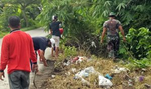 Wujudkan Wilayah Bersih dan Sehat Koramil 06/Gondang Bersama Muspika dan Polsek Gelar Bersih Wilayah (V24/AL)