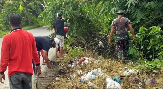 Wujudkan Wilayah Bersih dan Sehat Koramil 06/Gondang Bersama Muspika dan Polsek Gelar Bersih Wilayah (V24/AL)