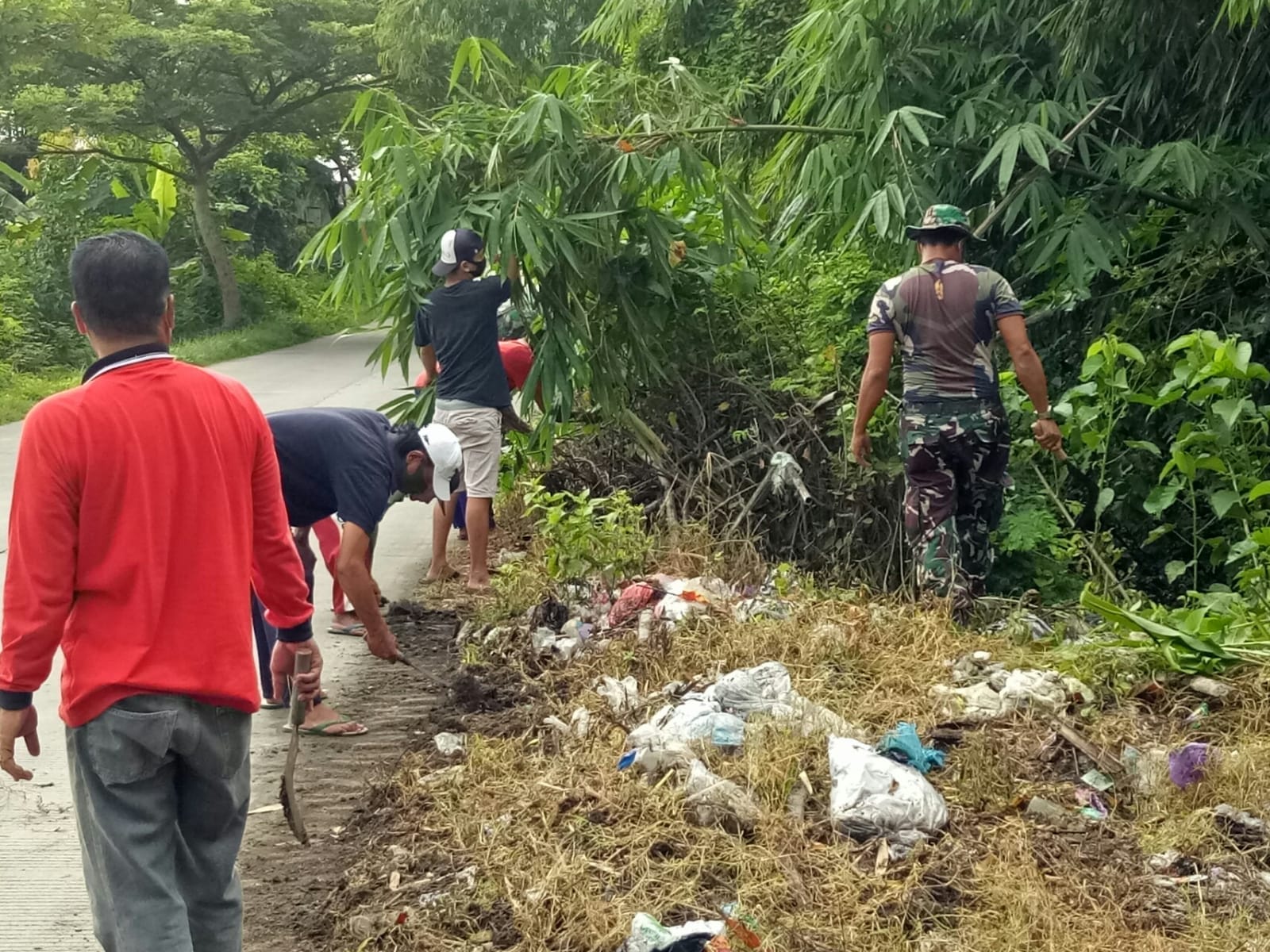 Wujudkan Wilayah Bersih dan Sehat Koramil 06/Gondang Bersama Muspika dan Polsek Gelar Bersih Wilayah (V24/AL)