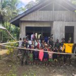 Satgas Pamtas RI-PNG Yonif 126/KC Memberi Bantuan Baju Layak Pakai Kepada Warga Perbatasan (V24/AL)