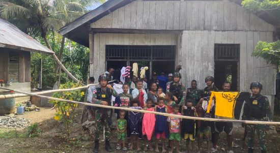 Satgas Pamtas RI-PNG Yonif 126/KC Memberi Bantuan Baju Layak Pakai Kepada Warga Perbatasan (V24/AL)