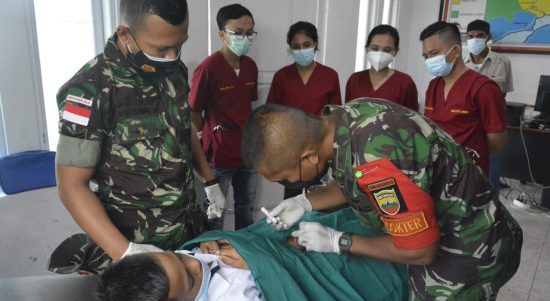 Kegiatan Bakti Sosial Pengobatan Massal di Kantor Negeri Hitulama (V24/AL)