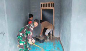 Anggota Satgas Yonif 144/JY Gotong Royong Bersihkan Sekolah Paud Bersama Warga di Perbatasan (V24/AL)