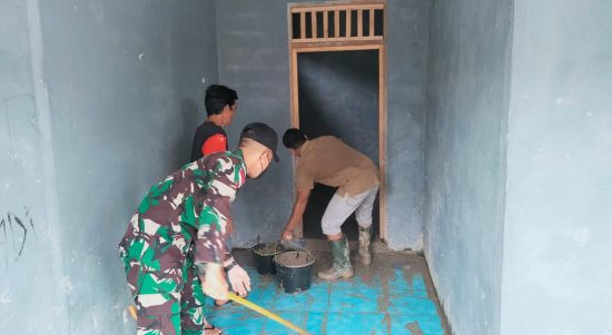 Anggota Satgas Yonif 144/JY Gotong Royong Bersihkan Sekolah Paud Bersama Warga di Perbatasan (V24/AL)