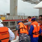 Bakamla RI Beri Bantuan Medis ABK Kapal AS Positif Covid-19 di Perairan Natuna (V24/AL))