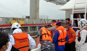 Bakamla RI Beri Bantuan Medis ABK Kapal AS Positif Covid-19 di Perairan Natuna (V24/AL))