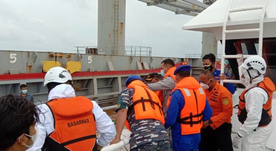 Bakamla RI Beri Bantuan Medis ABK Kapal AS Positif Covid-19 di Perairan Natuna (V24/AL))