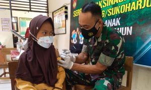 Sasaran vaksinasi dosis pertama jenis sinovac ini ditujukan kepada 141 anak yang digelar di SDN 03 Cemani dan 178 anak yang diselenggarakan di SDN 05 Cemani, Grogol, Sukoharjo. (V24/AL)